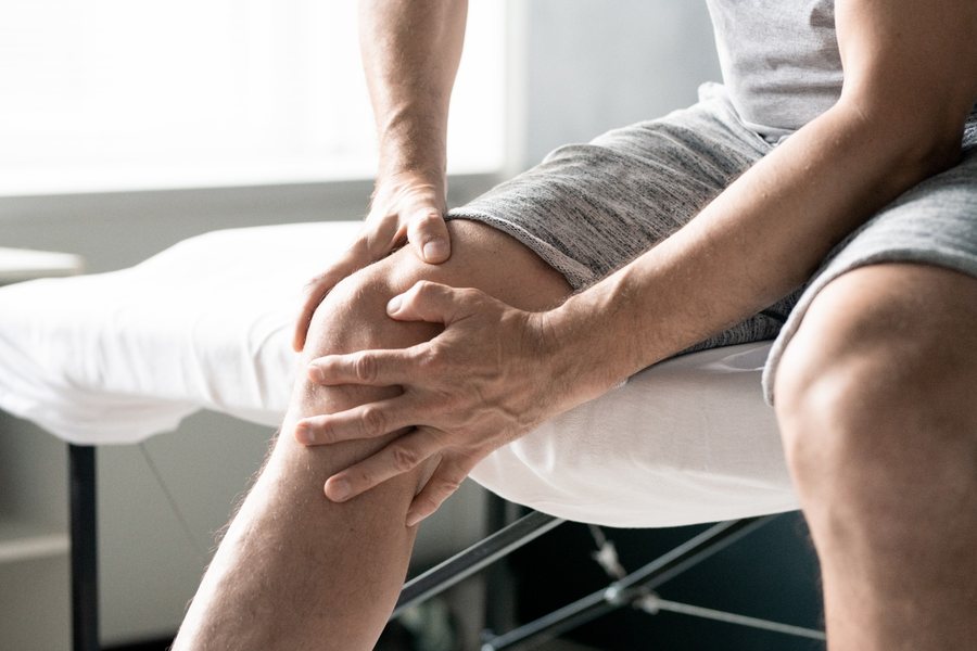 Man with knee pain, evaluated by Dr. Brian Donovan at Nuro Chiropractic in Brooklyn